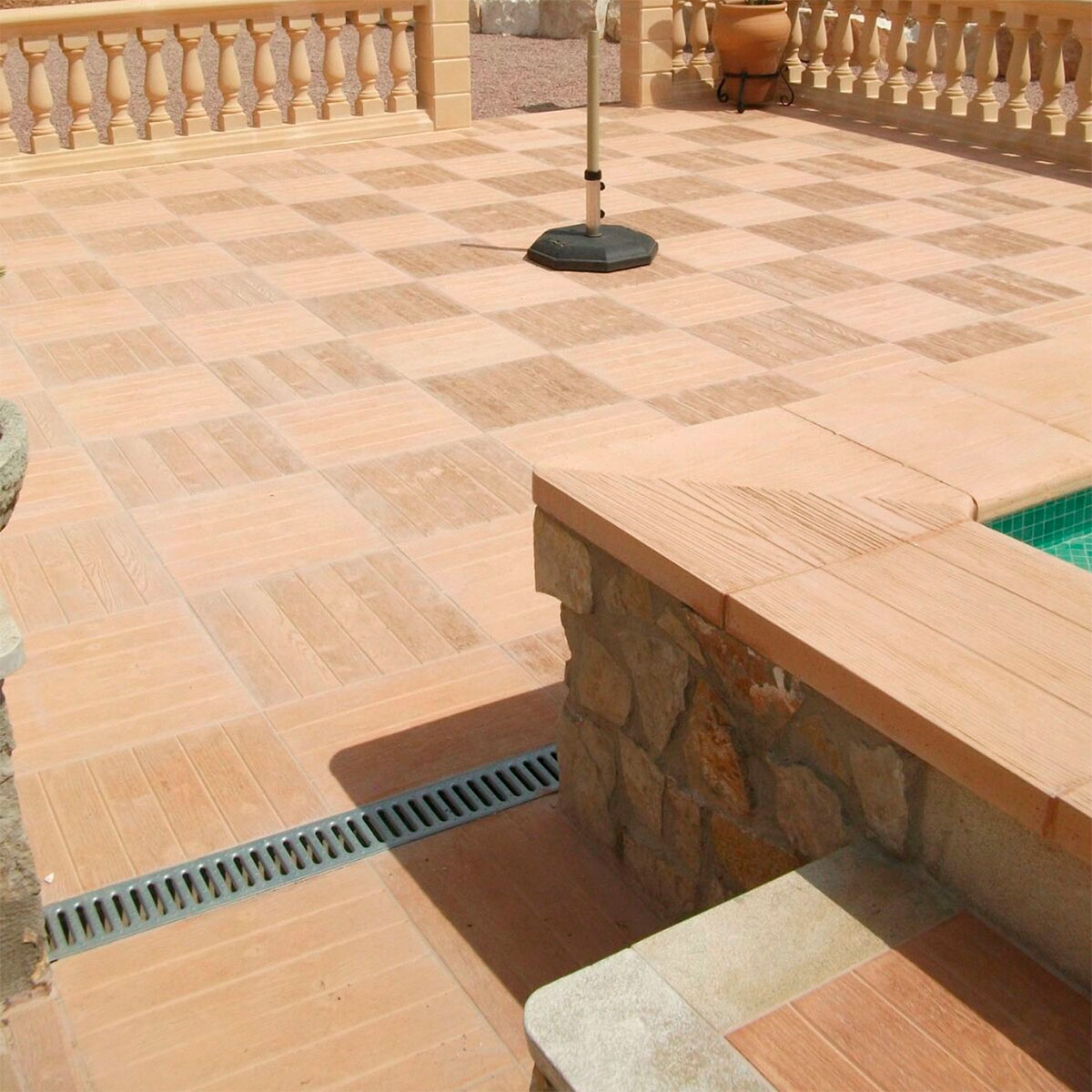 Ambiente com Cereja Antiderrapante Açores 50x50 (Box 18m2)