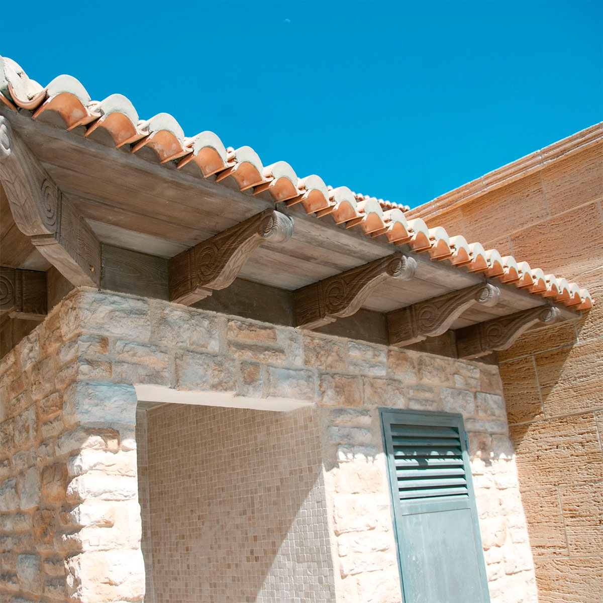 Exterior with Classic Oregon Bracket 8.5x17.5x100 - 4