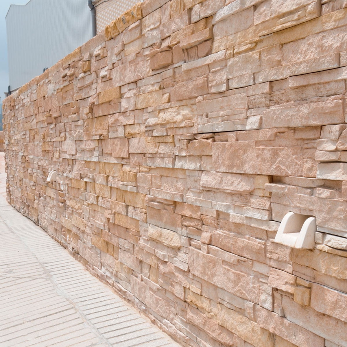 Außenansicht mit White Cutaway Gargoyle 8x10x30