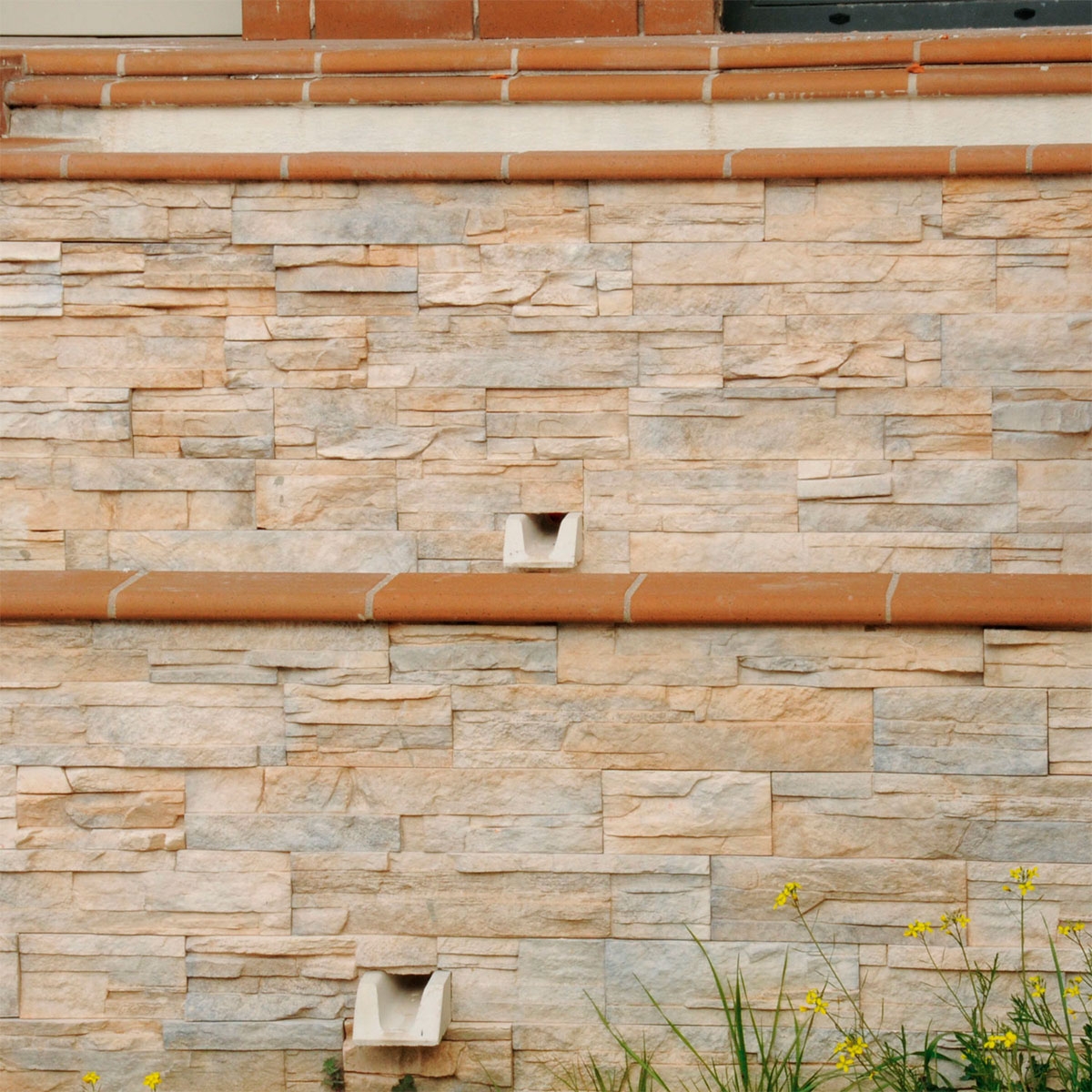 Exterior with Gargoyle Miño White 6x10x30