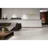 Lobby com piso Phase Grey 100x100