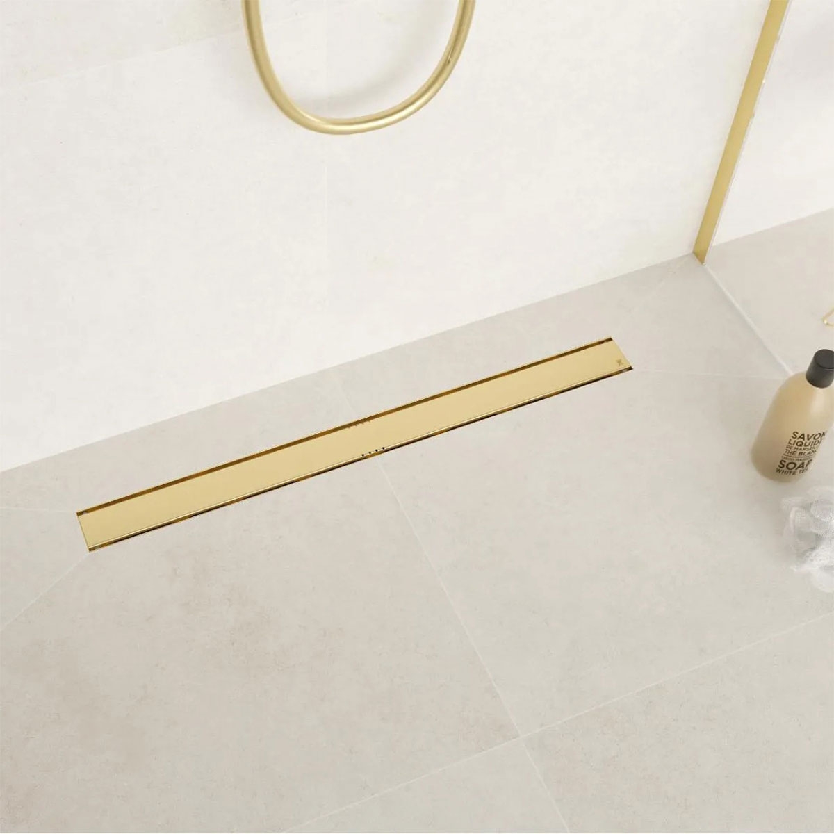 Intérieur avec système Evolux Kit avec grille linéaire en or lisse 70 cm