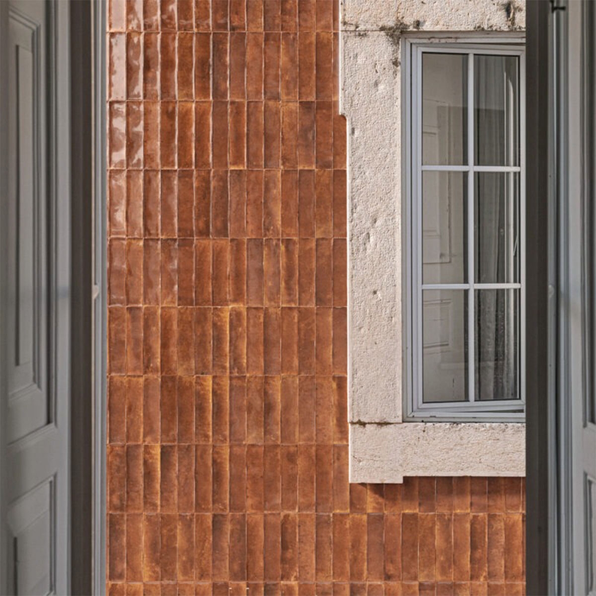 Exterior con revestimiento Lume Caramel Lux 6x24