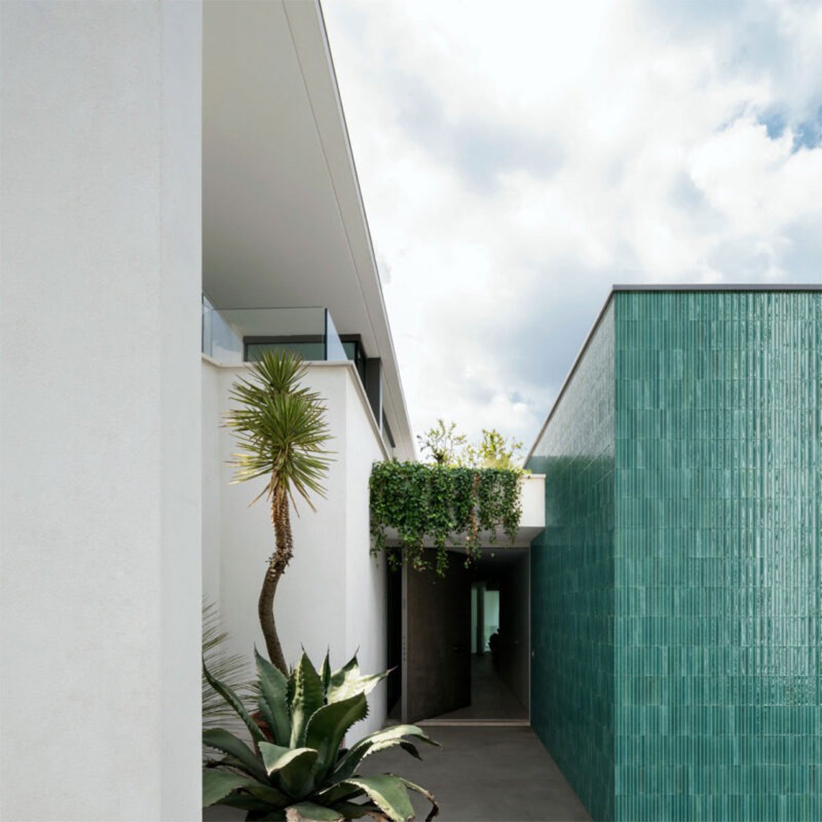 Exterior con revestimiento Lume Emerald Struttura 3D Rake Lux 6x24