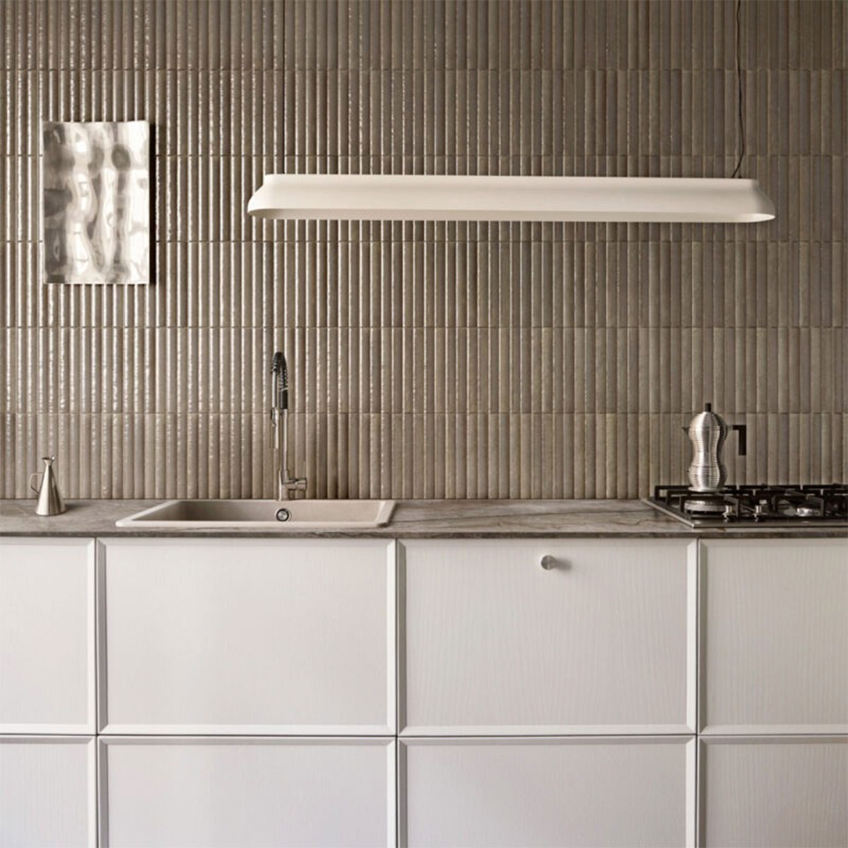 Interior con revestimiento Lume Greige Struttura 3D Rake Lux 6x24