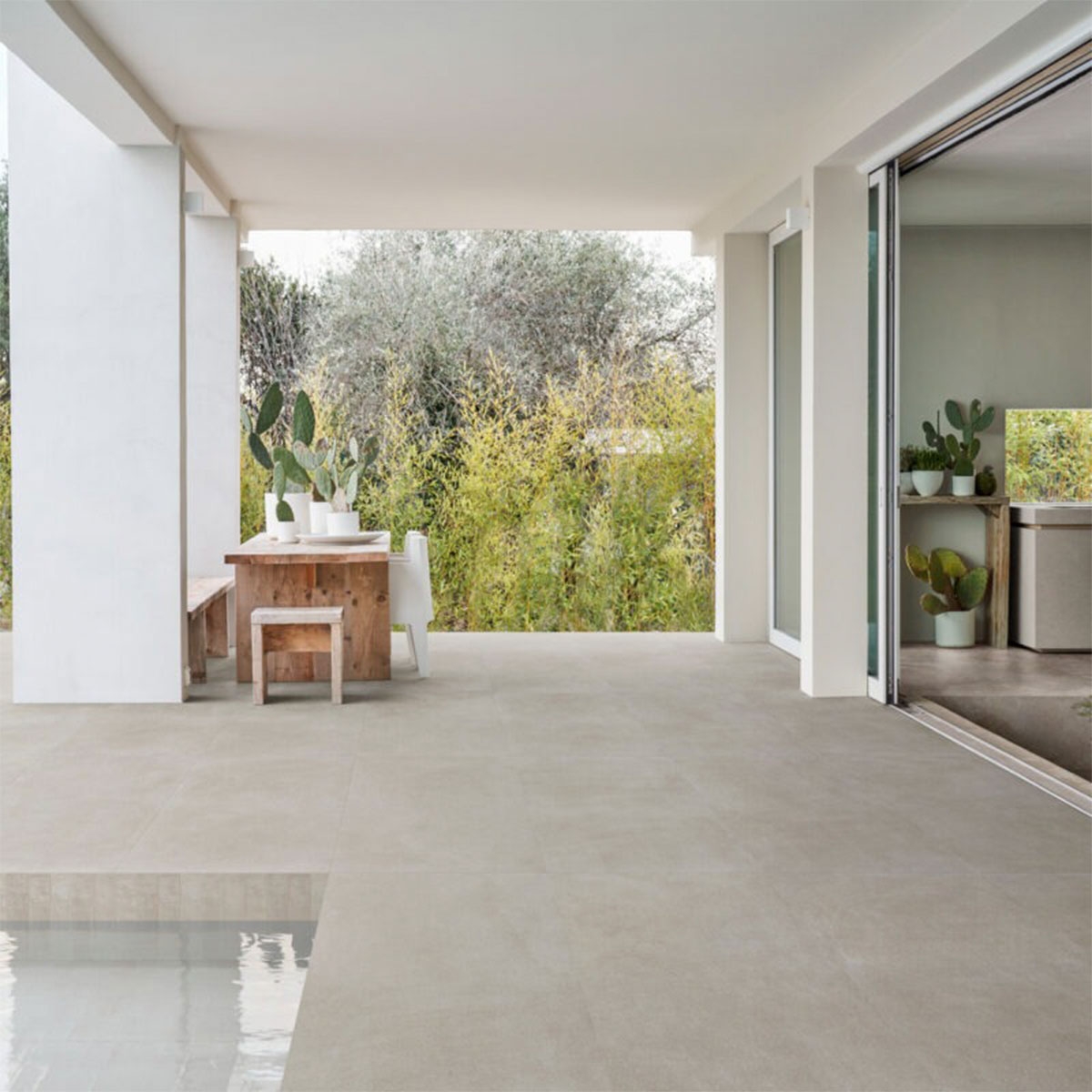 Exterior com pavimento Mystone Pietra Ligure Bianco Strutturato R11 120x120