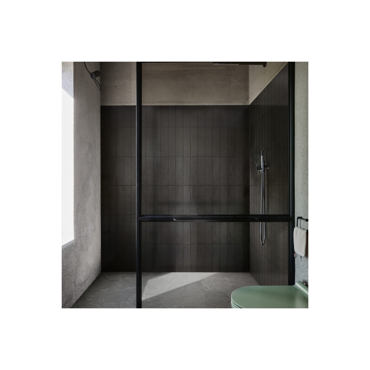 Interior con pavimento Mystone Pietra Ligure Antracite 60x60