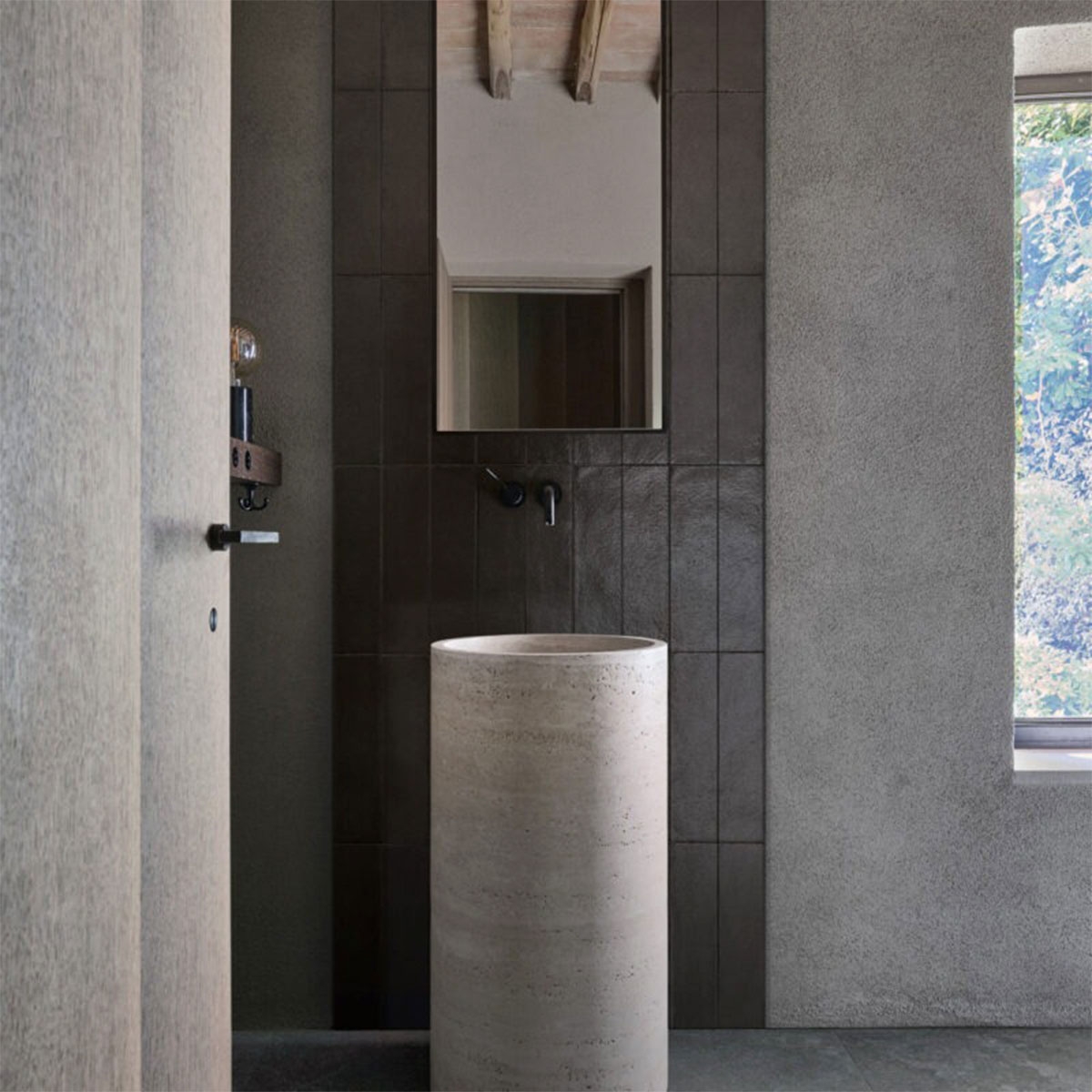 Interior con pavimento Mystone Pietra Ligure Antracite 75x75