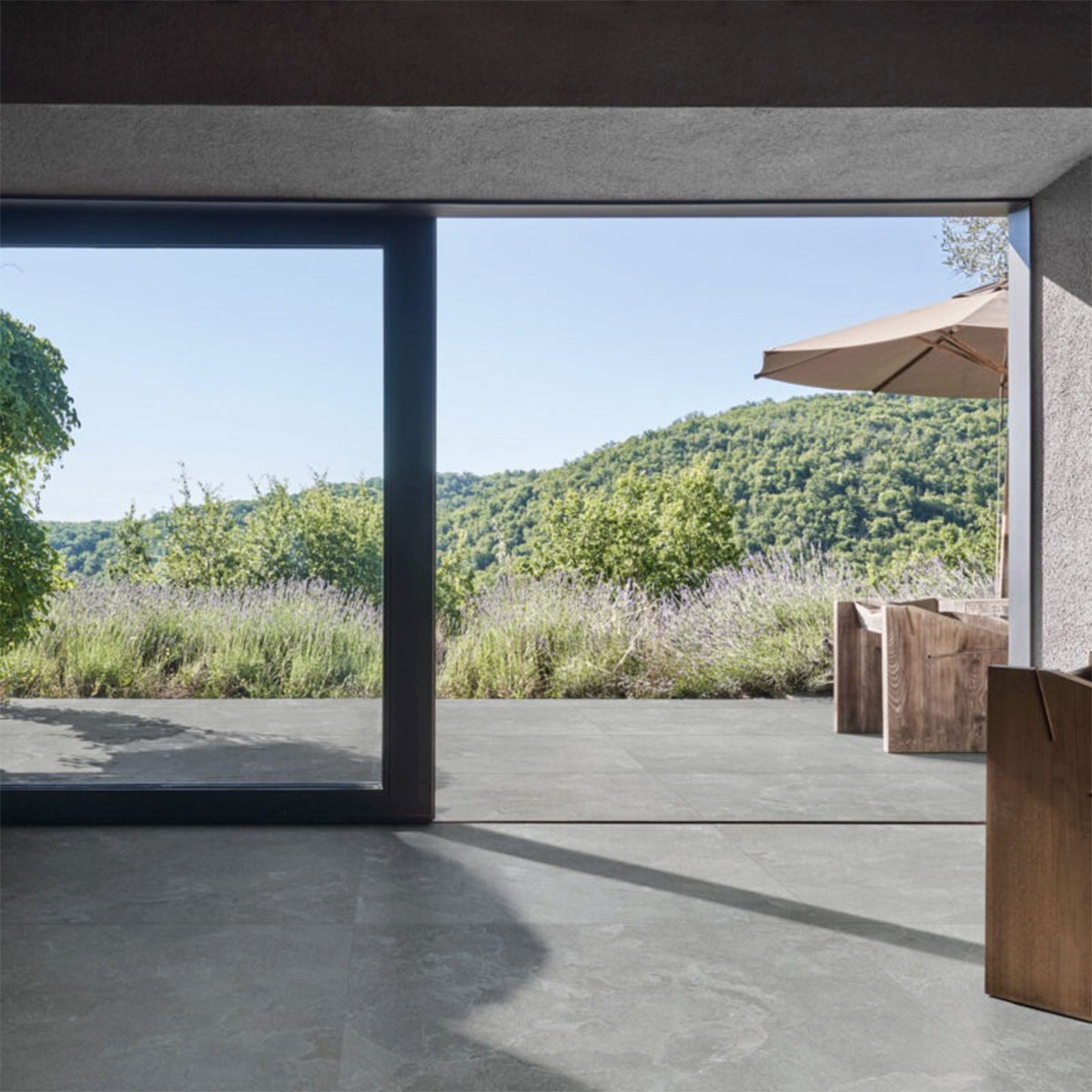 Interior y exterior con pavimento Mystone Pietra Ligure Cenere 75x75