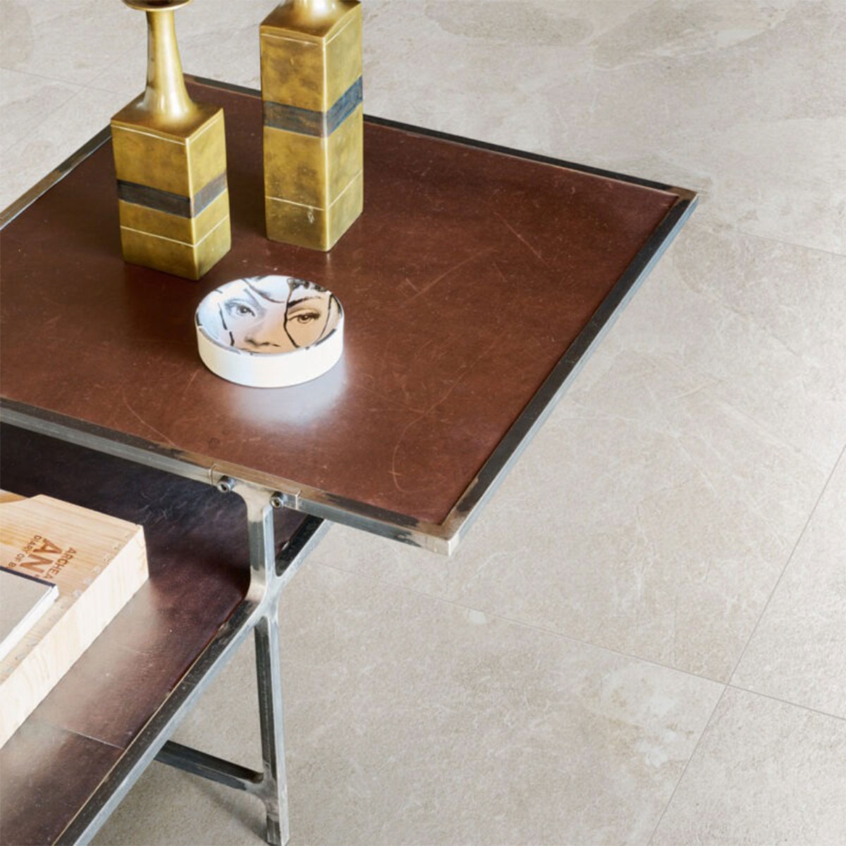 Interior com piso Mystone Pietra Ligure Bege 75x75