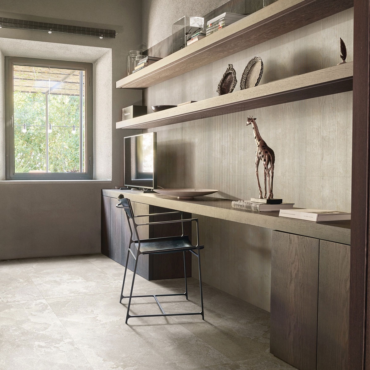 Interior con revestimiento Mystone Pietra Ligure Bianco Listello Preinciso 13,5 x 120