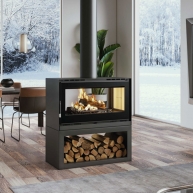 Vorderer Holzofen mit Holzschuppen und Turbinen M-182 LK