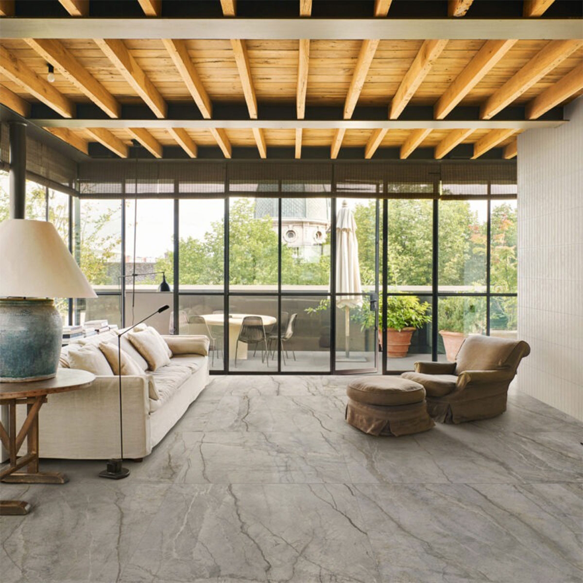 Interior con pavimento Mystone Silver Root Grey 120x120