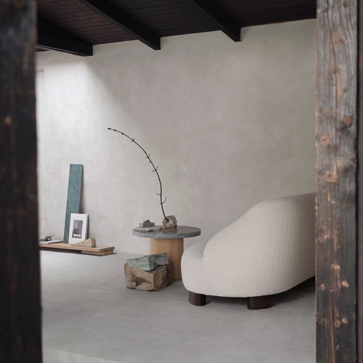 Interior com pavimento antiderrapante Slow Cold Chrome R10 120x120