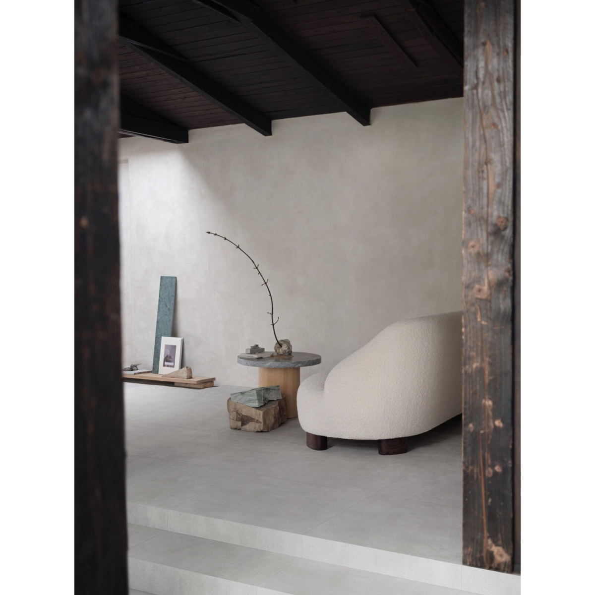 Interior con pavimento Slow Cold Cromo 75x75