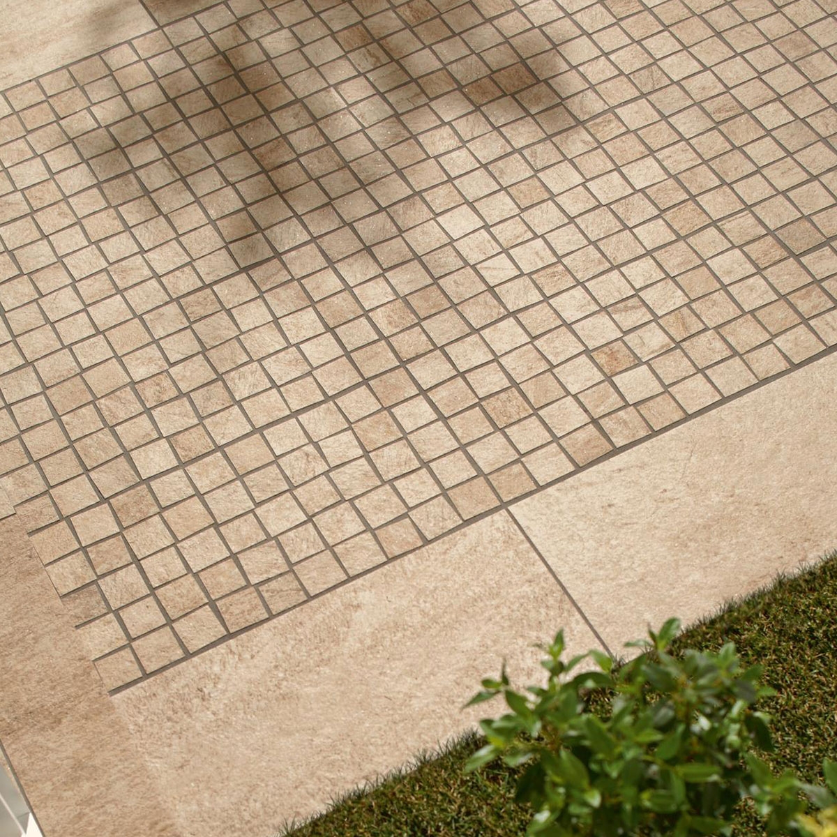 Außenansicht mit Multiquarz Beige Mosaikboden 30x60 (Box 0,72m²) 1