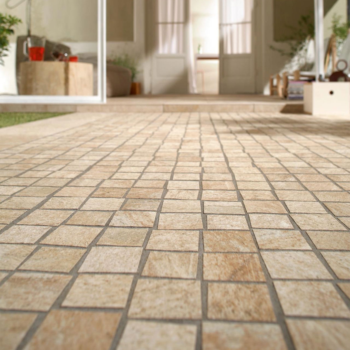 Exterior con pavimento Multiquartz Mosaico Beige 30x60 (Caja 0,72m2) 2