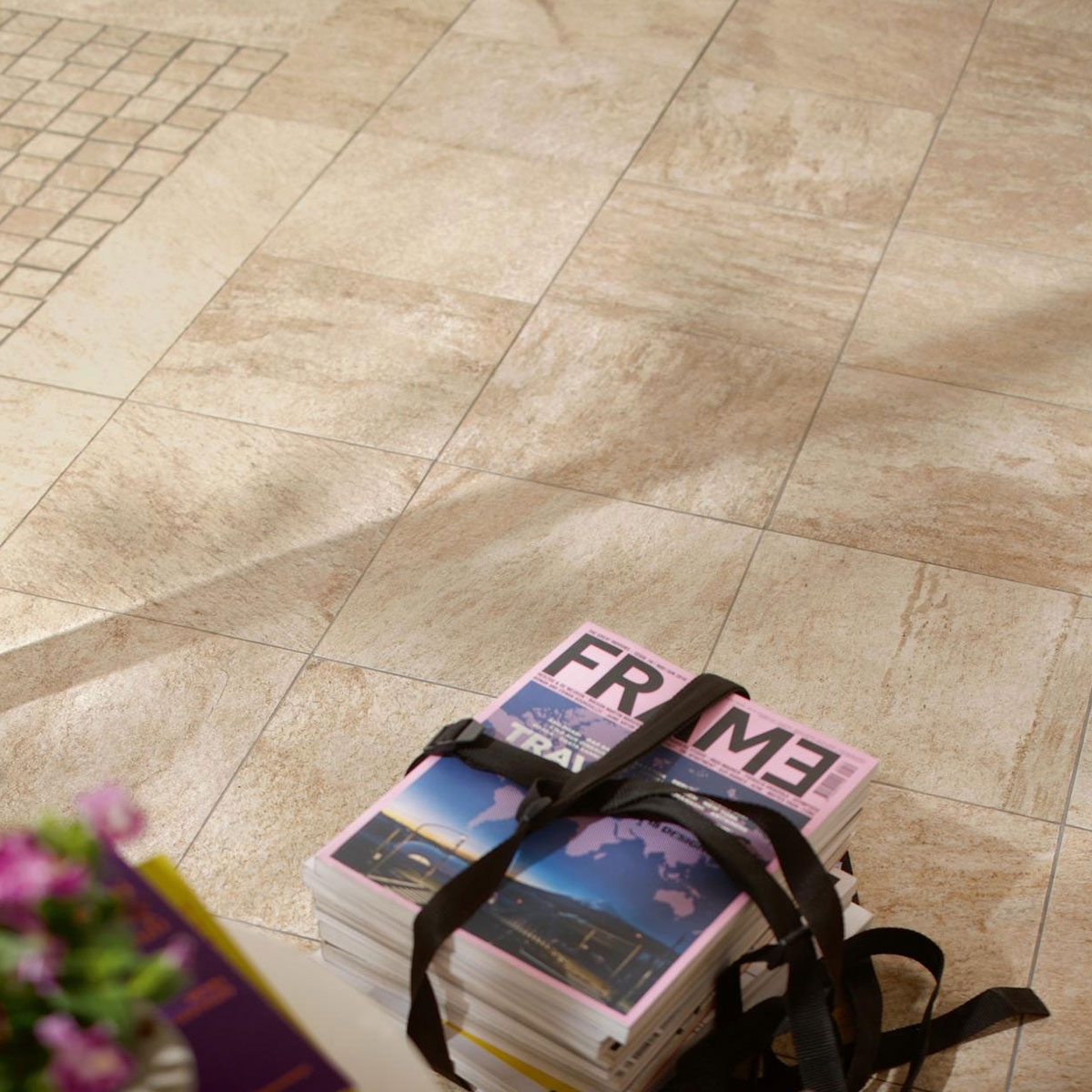 Exterior con pavimento Multiquartz Beige Antideslizante 30x30 (Caja 0,99m2) 1