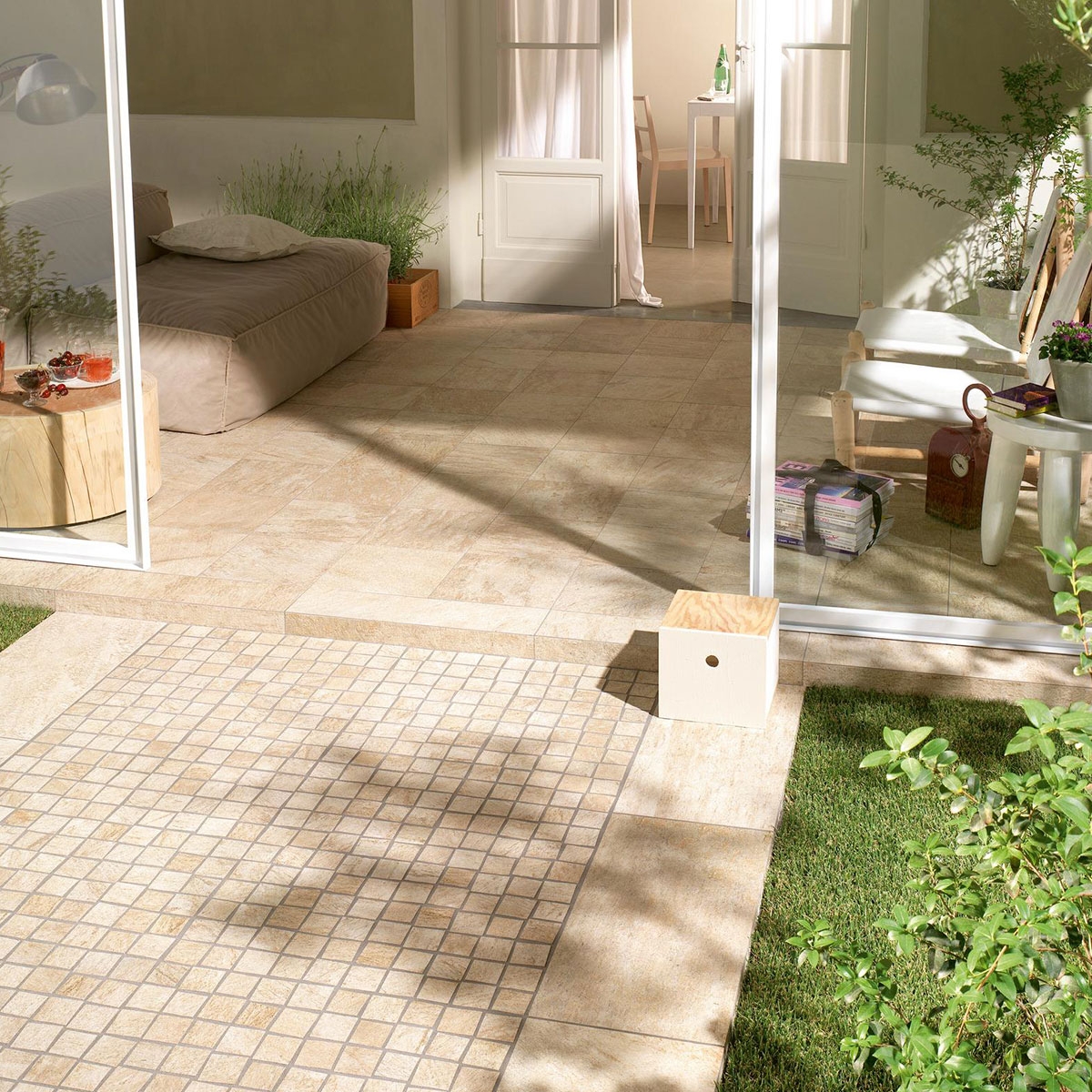 Extérieur avec revêtement de sol antidérapant Multiquartz Beige 30x60 (Boîte 0.90m2)
