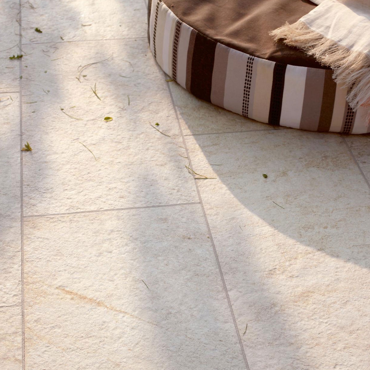 Exterior con pavimento Multiquartz White Antideslizante 30x60 (Caja 0,90m2) 1