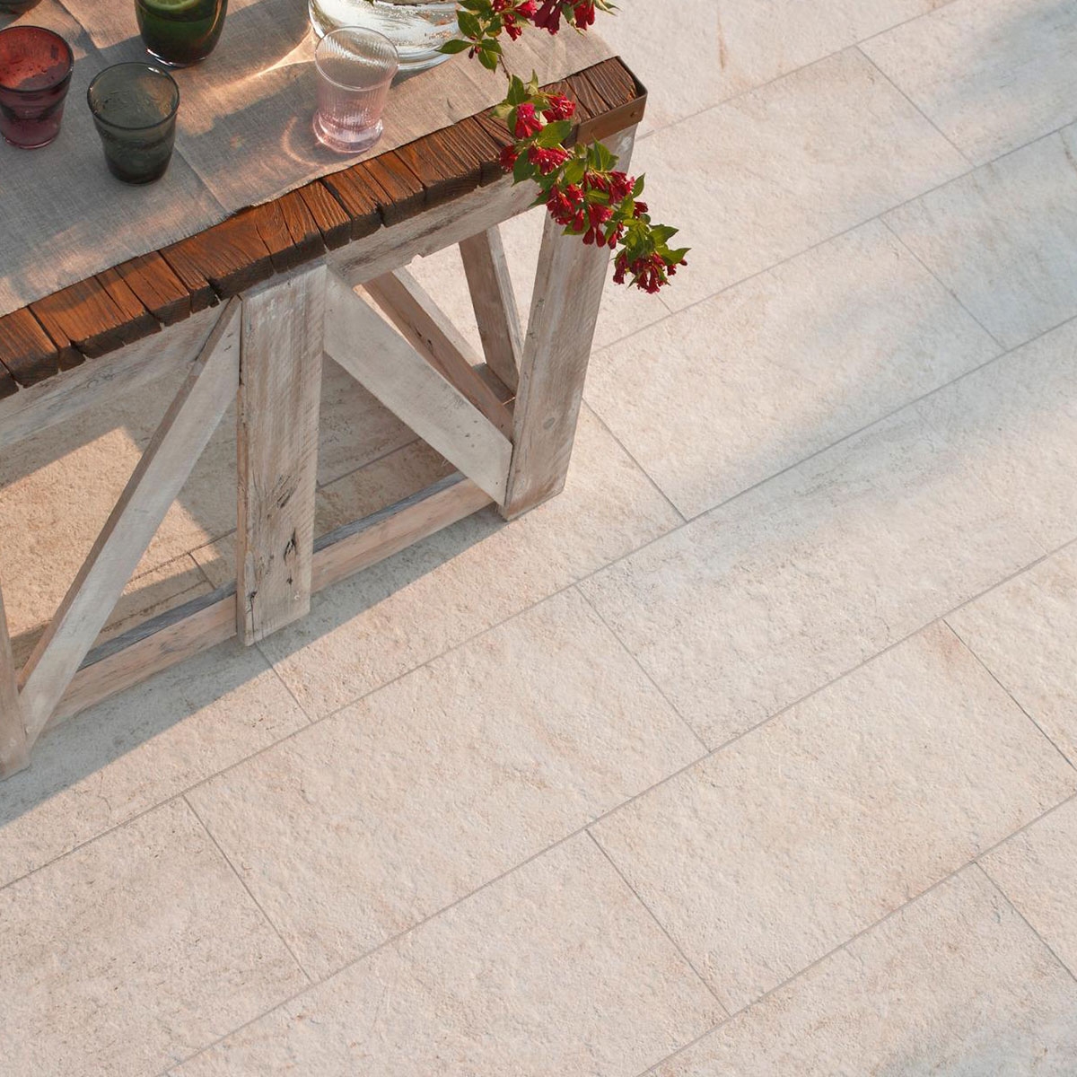 Extérieur avec revêtement de sol antidérapant Multiquartz Blanc 30x60 (Boîte 0.90m2)