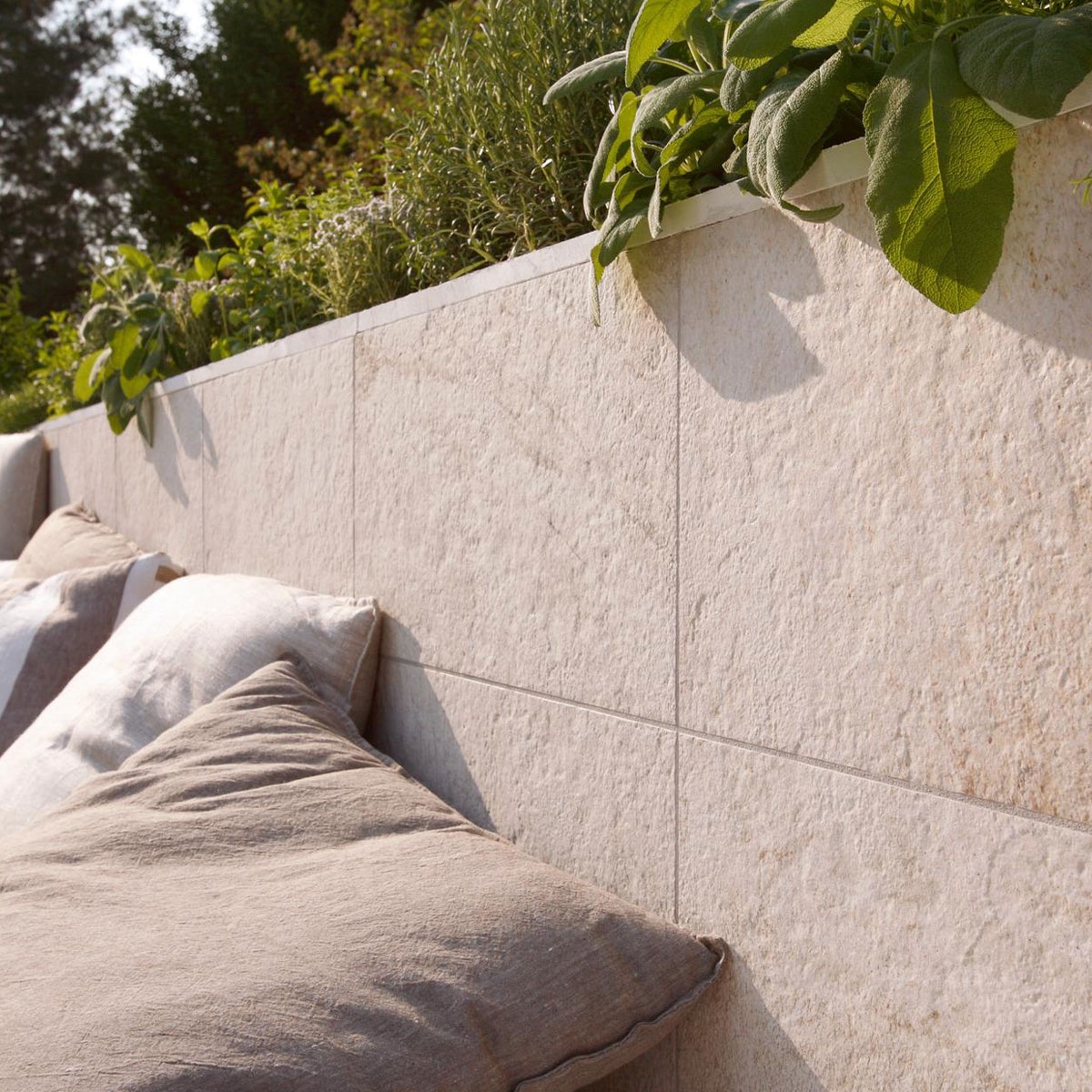 Exterior con revestimiento Multiquartz White Antideslizante 30x60 (Caja 0,90m2)