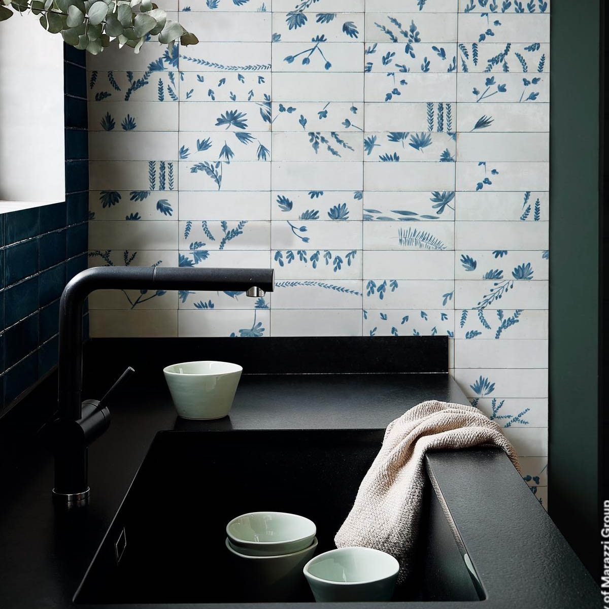 Interior con Revestimiento Rice Bianco Decoro Leaf Lux 5x15