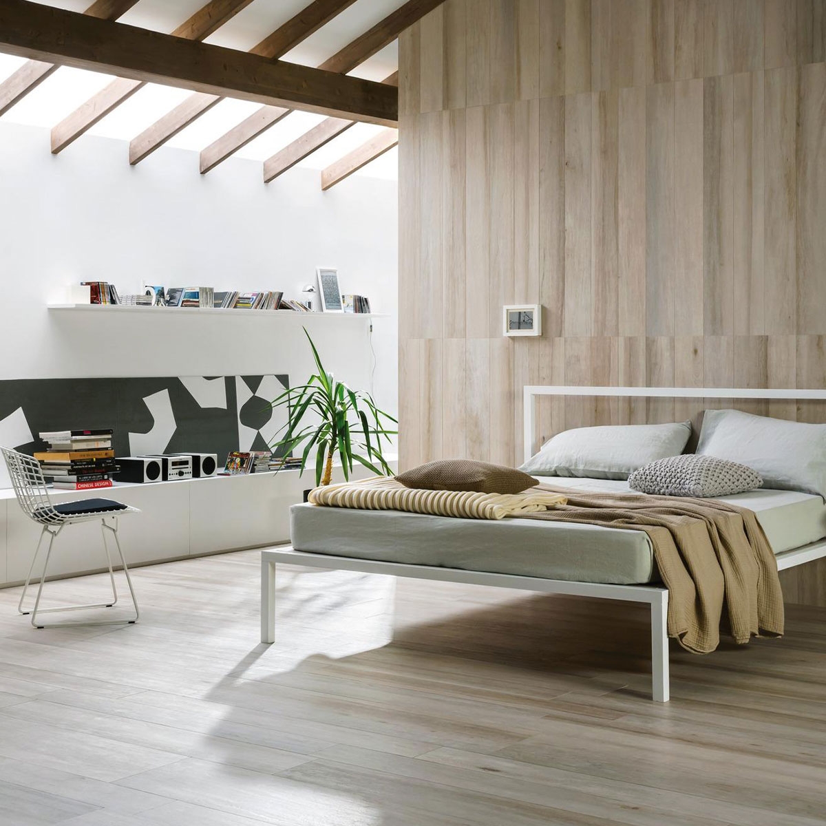 Sala com pavimento e revestimento de parede Treverkchic Teak Asia 30x120 (Box 1.08m2)