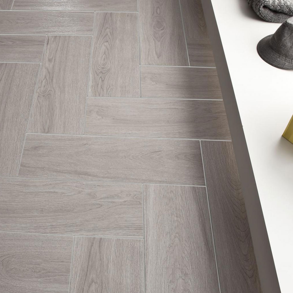 Interior with flooring Fronda Marengo 20x60