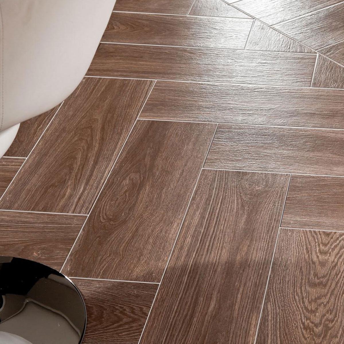 Interior con pavimento Fronda Wengue 20x60