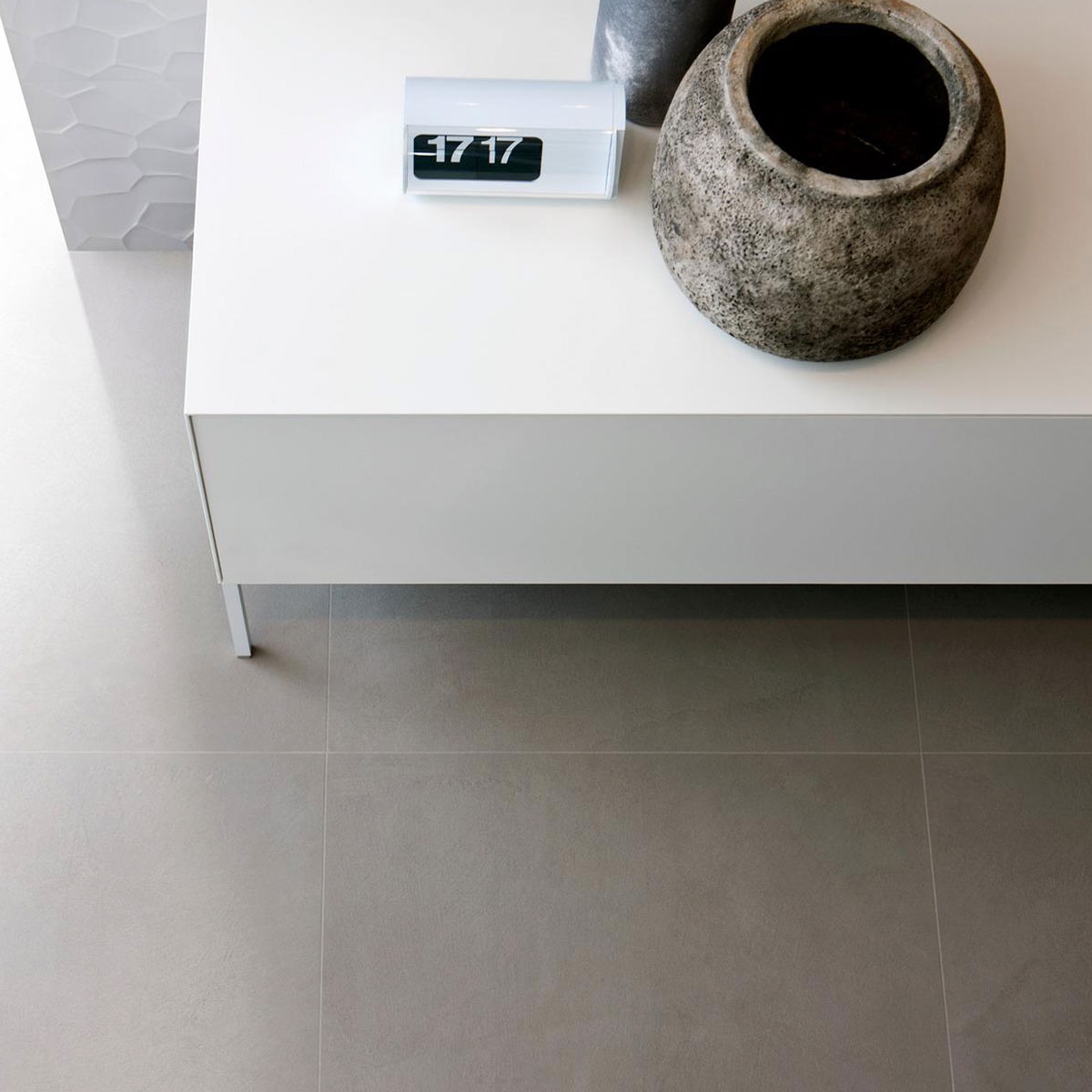 Interior com piso Bloco Prata Lux 60x60 (Box 1.08m2)