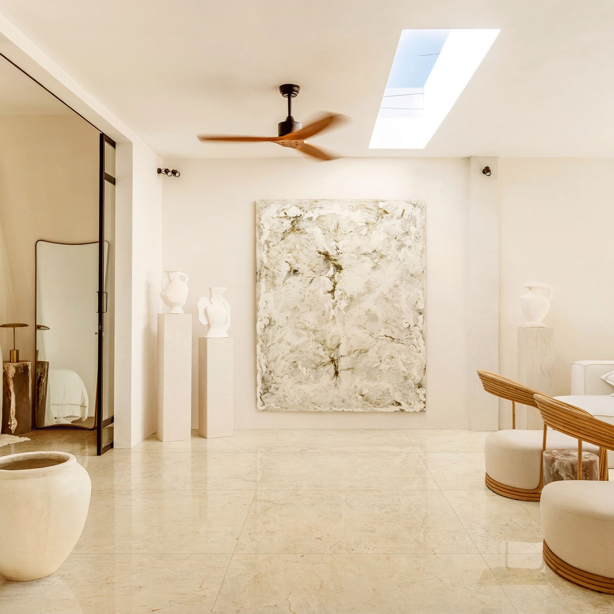 Interior con pavimento Grande Marble Look Crema Marfil Lux 120x120