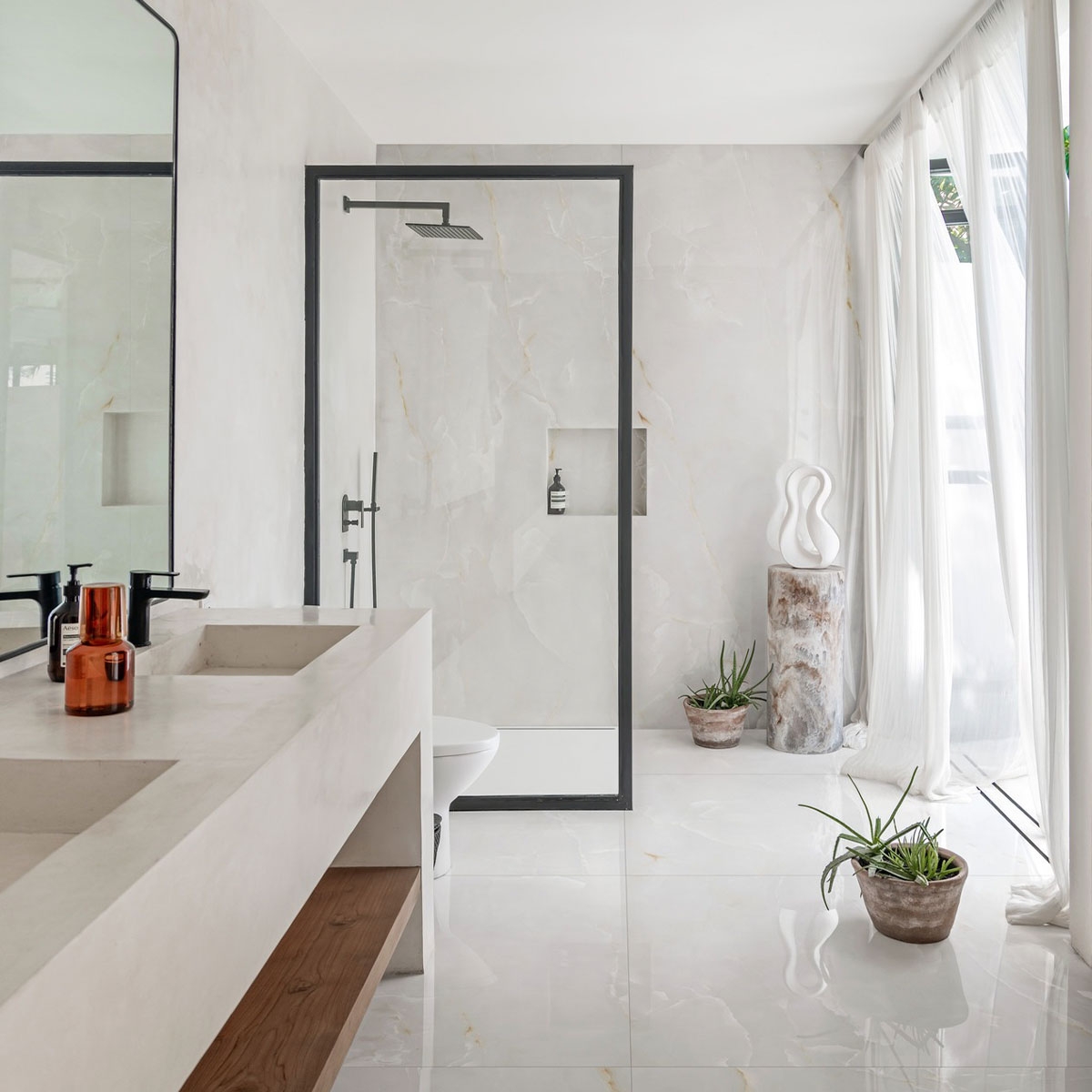 Interior con pavimento Grande Marble Look Onice Avorio Lux 120x120