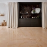 Innenraum mit Boden Großer Marmor-Look Onice Beige Lux 120x120