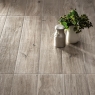 Interior com pavimento Treverkever Ash 20x120 (Box 0.96m2)