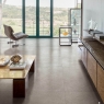 Interior con Pavimento Limestone Taupe 120x120