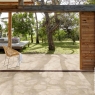 Exterior con Pavimento Limestone20 Sand Antideslizante 120x120