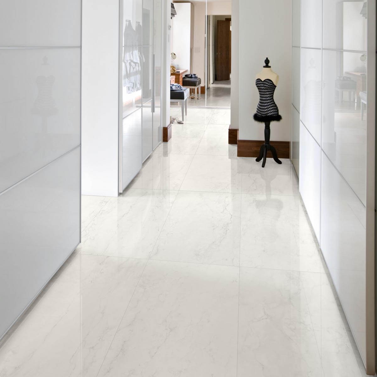 Interior con Pavimento Marbleplay Calacatta Lux 58x116