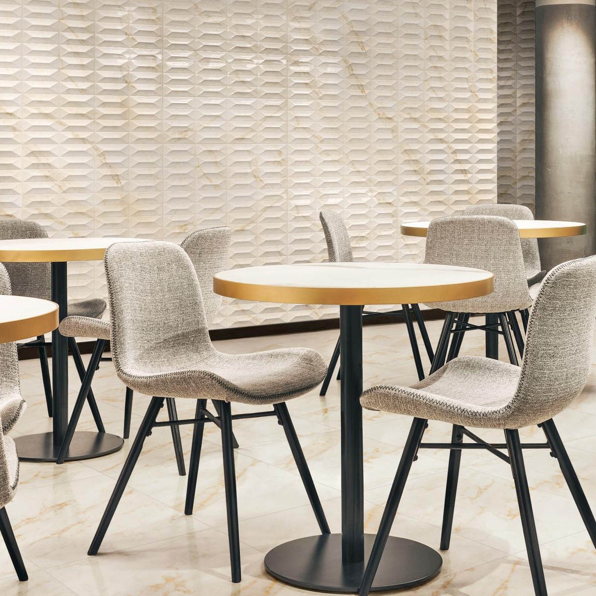 Interior con Pavimento Marbleplay Ivory Lux 58x116