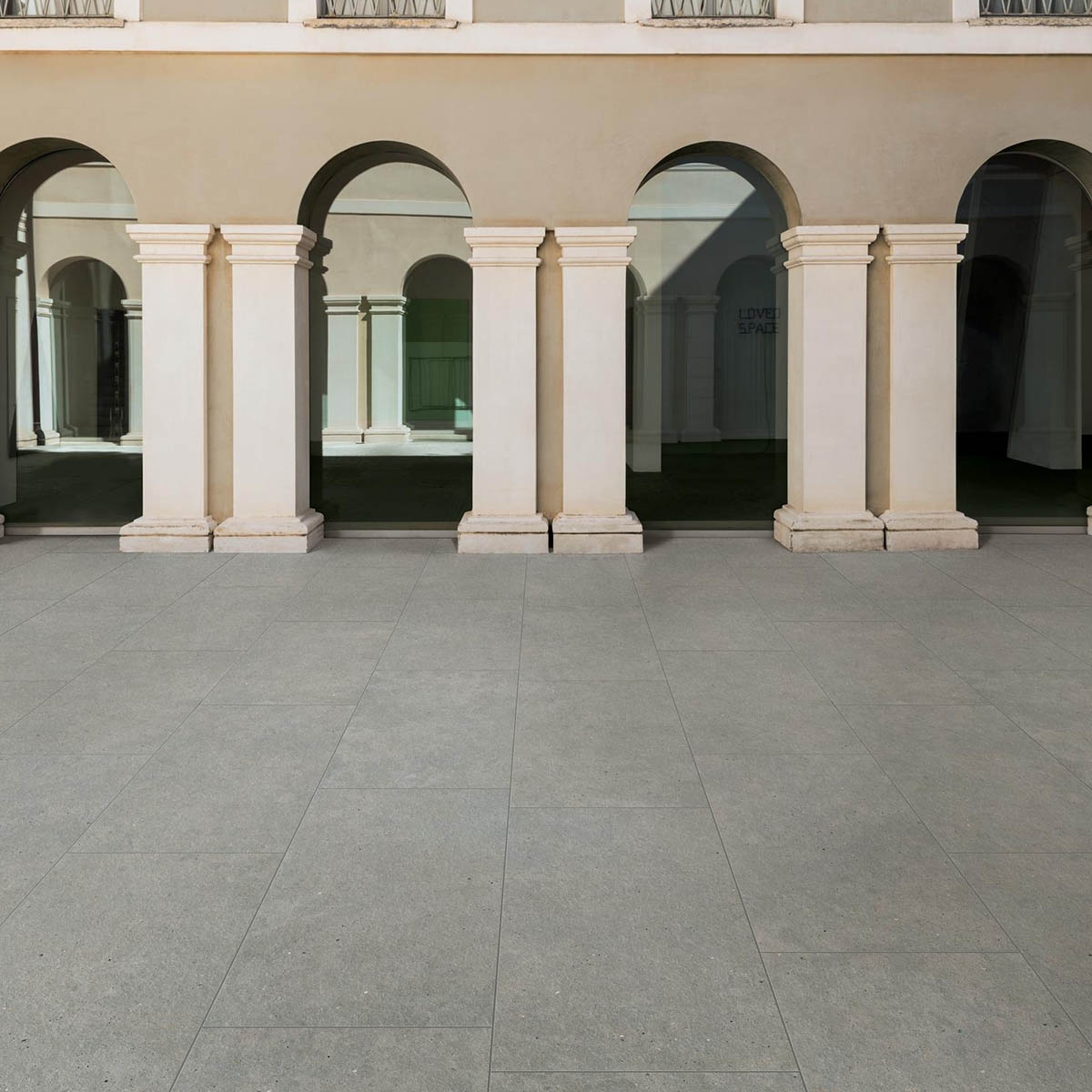 Exterior com pavimento antiderrapante Moon20 cinzento Strutt 60x120