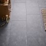 Fertiggestellt mit Rigio Concrete Dark 60x30 (Box 1,8m²)