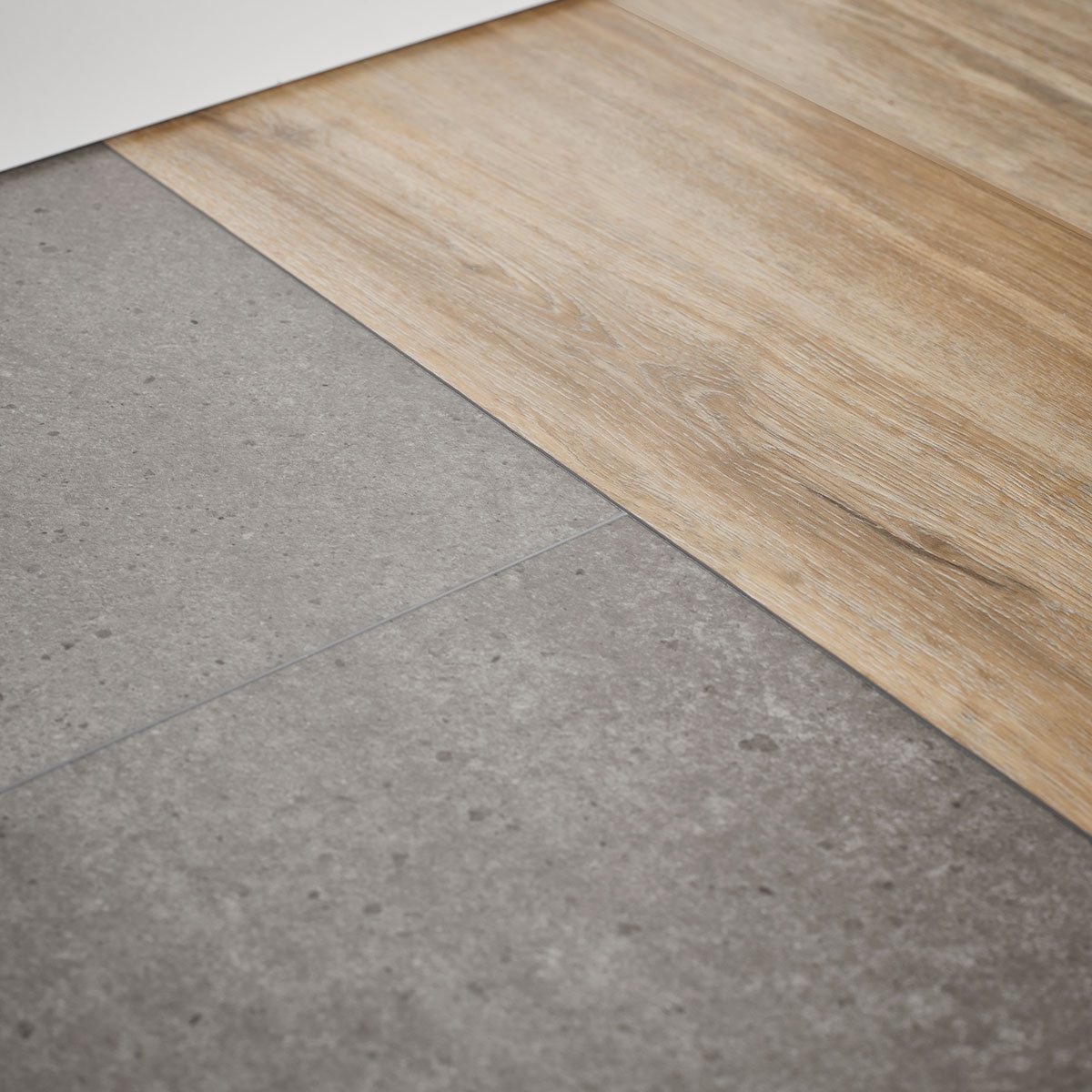 Fertiggestellt mit Rigio Concrete Ground 60x30 (Box 1,8m²)