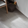 Fertiggestellt mit Rigio Concrete Light 60x30 (Box 1,8m²)