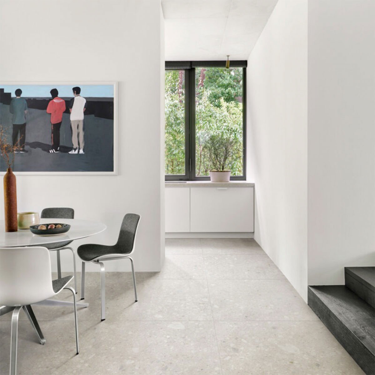 Interior con pavimento Mystone Ceppo Di Gre Bianco 75x75