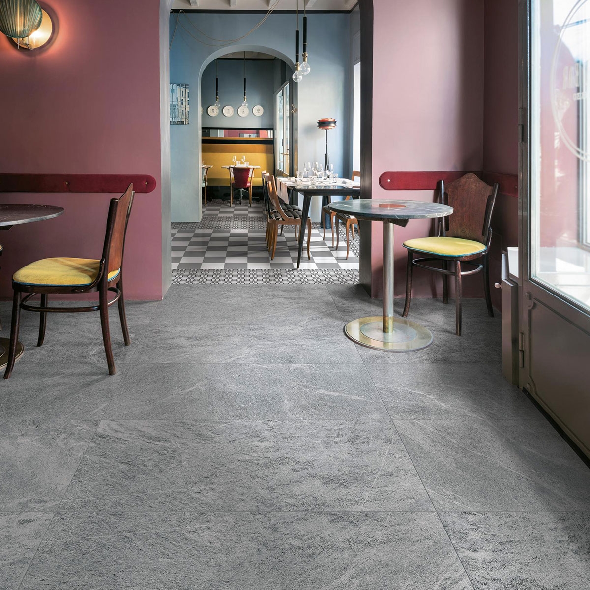 Interior con pavimento Mystone Quarzite Black 60x120 (Caja 1,44m2)