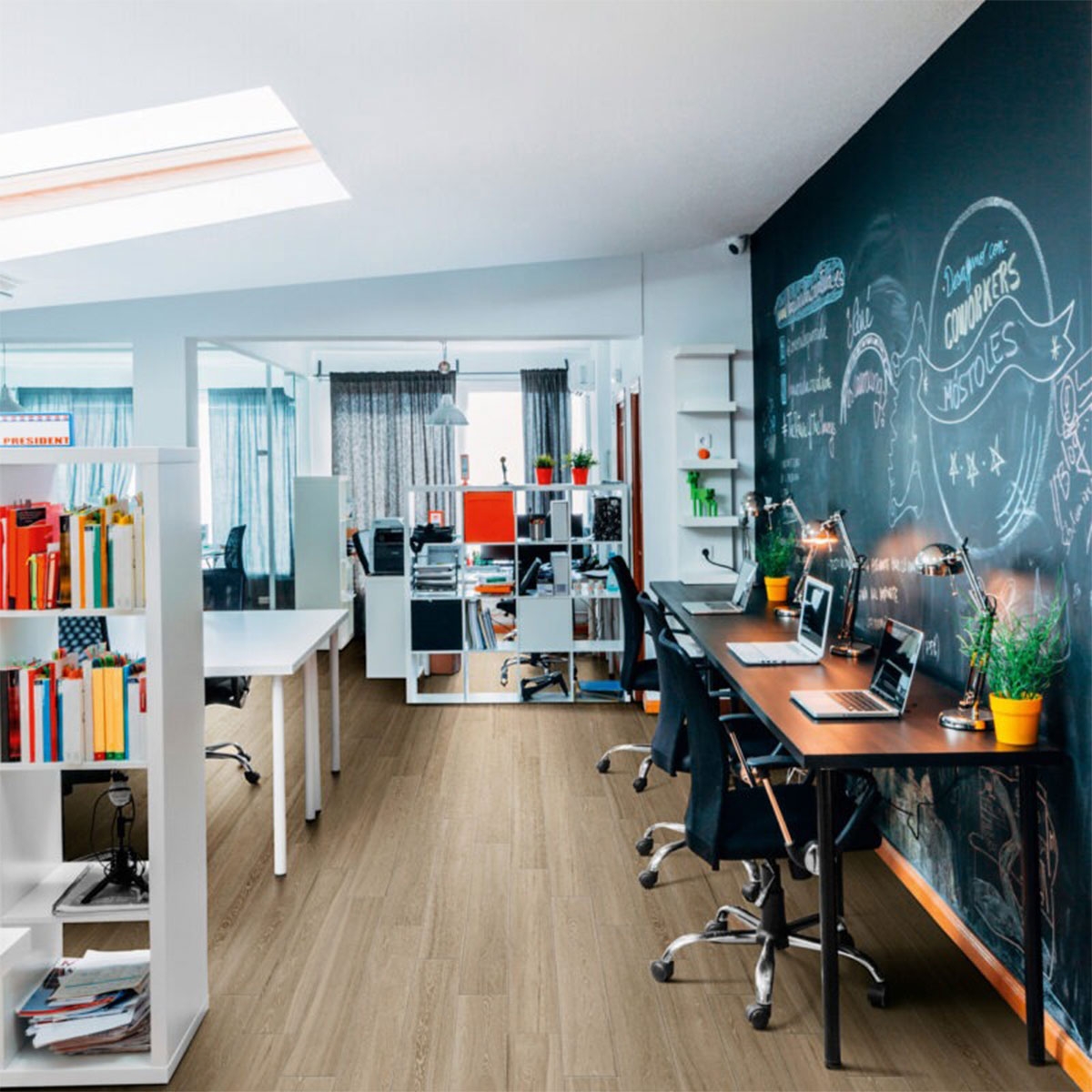 Interior com pavimento Treverkview Rovere Caramello 20x120