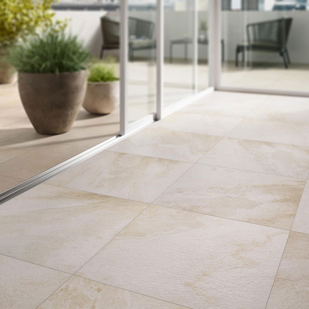 Innenraum mit Mystone Quarzite Beige Boden 60x60 (1,08m²)
