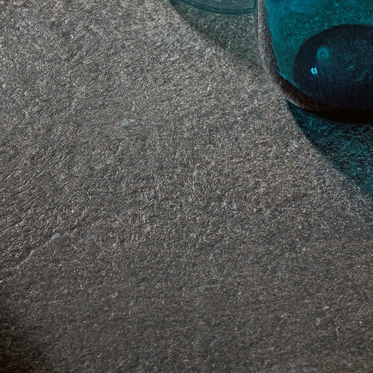Innenraum mit Mystone Quarzite Black 60x60 Boden (Box 1,08m²)