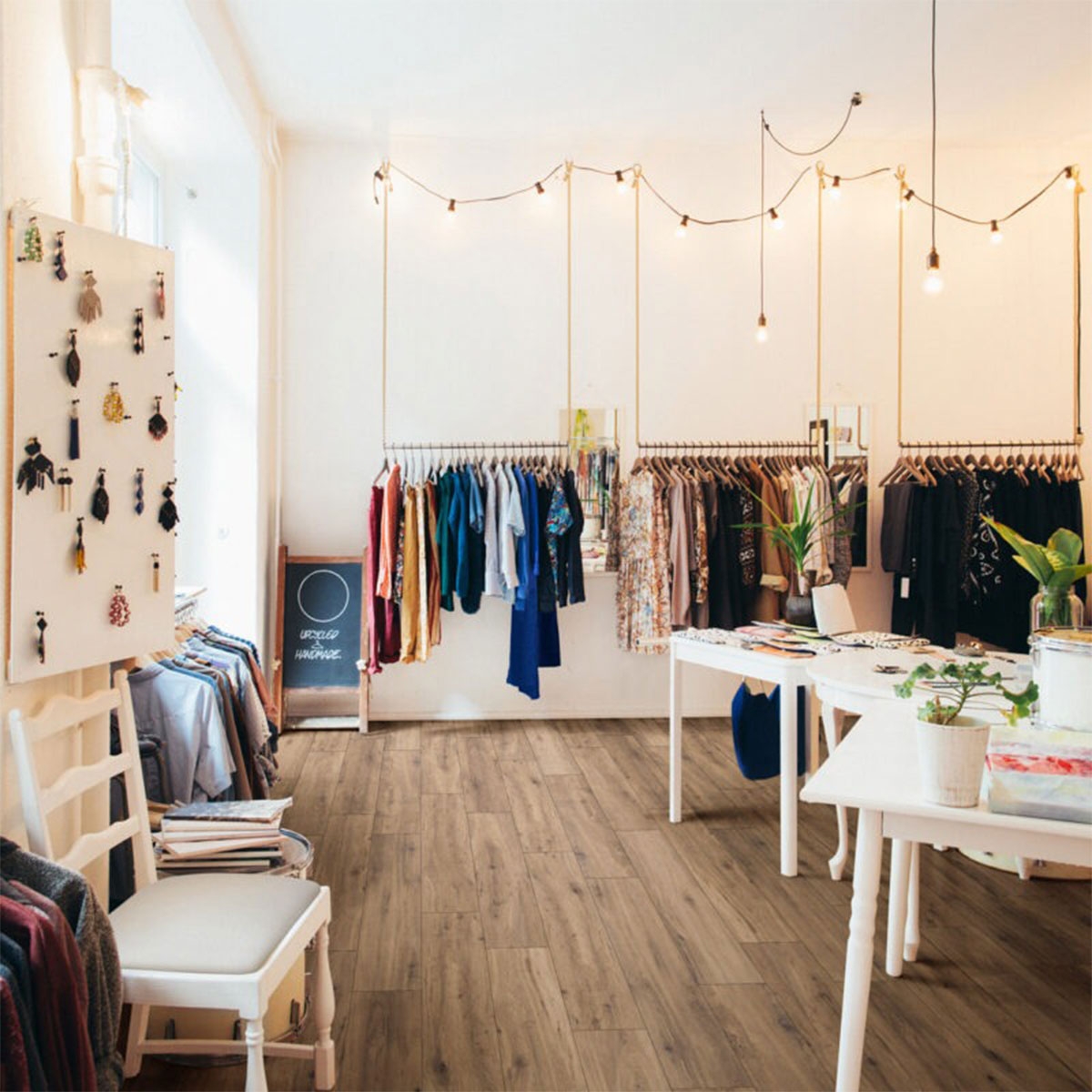 Interior con pavimento Treverkview Scuro 20x120