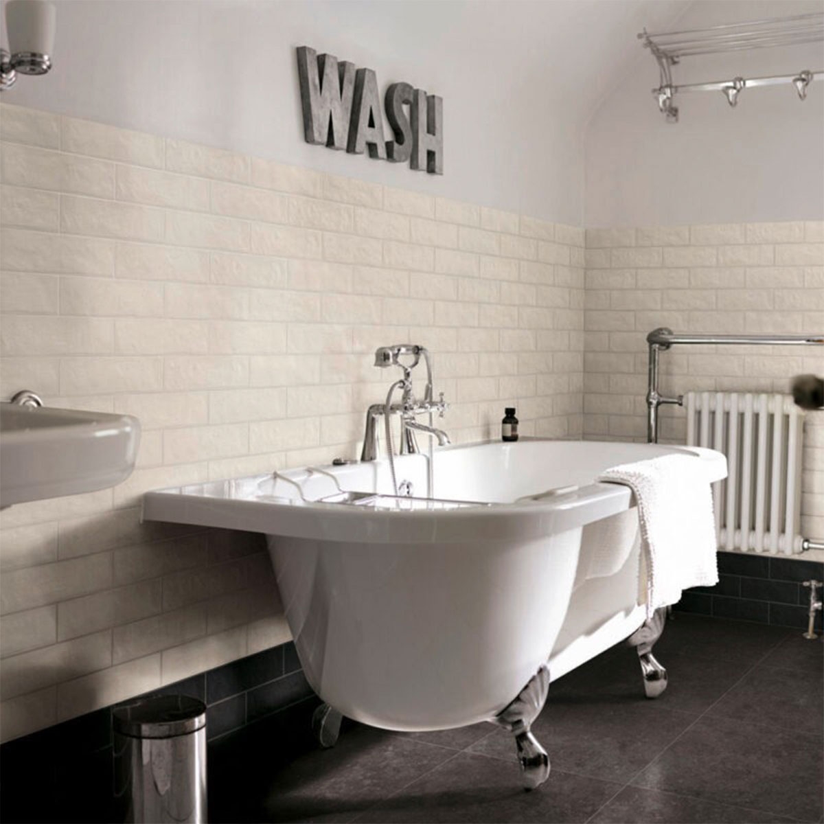 Baño con revestimiento Bricco Bianco 7x28